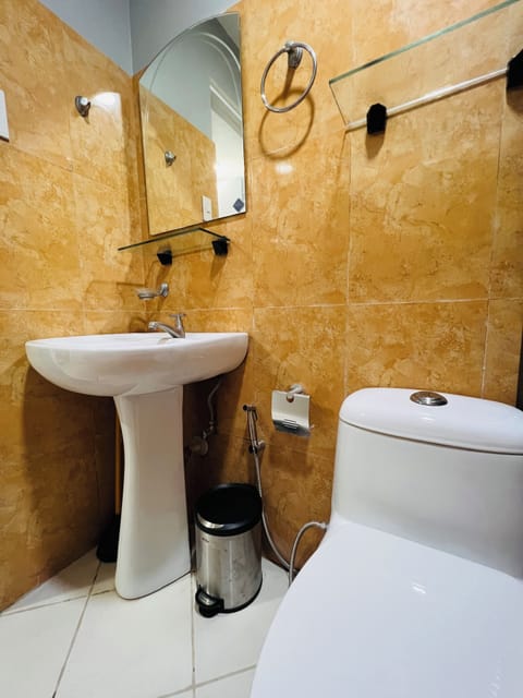 Deluxe Studio Suite | Bathroom | Hair dryer, towels, soap, shampoo