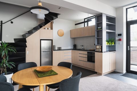 City Apartment, City View | Private kitchen | Electric kettle, toaster