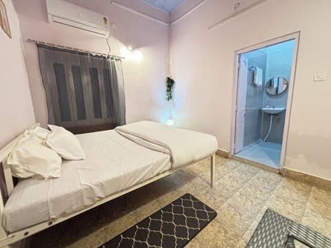 Comfort Double Room, 1 Queen Bed, Smoking | Free WiFi