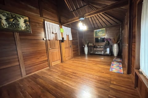 Wooden Villa (4 rooms) with Mountain View | Living area | 24-inch flat-screen TV with cable channels, DVD player