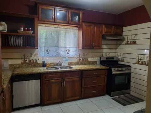 House | Private kitchen | Fridge, microwave, oven, stovetop