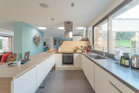 Full and modern Kitchen