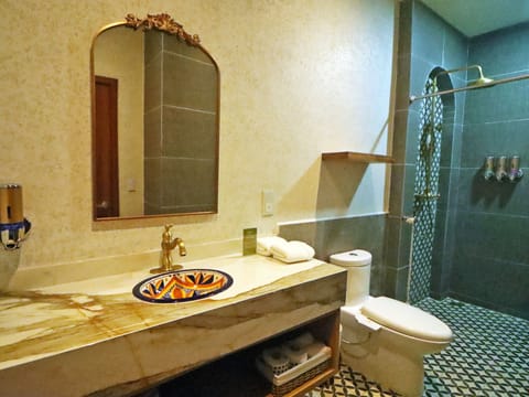 Comfort Double Room, 1 King Bed, Garden View | Bathroom | Shower, hair dryer, bathrobes, bidet