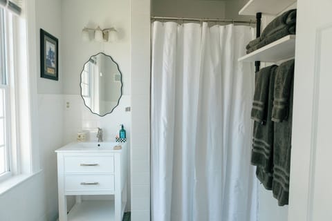 Deluxe Double Room | Bathroom | Hair dryer, towels, soap, shampoo