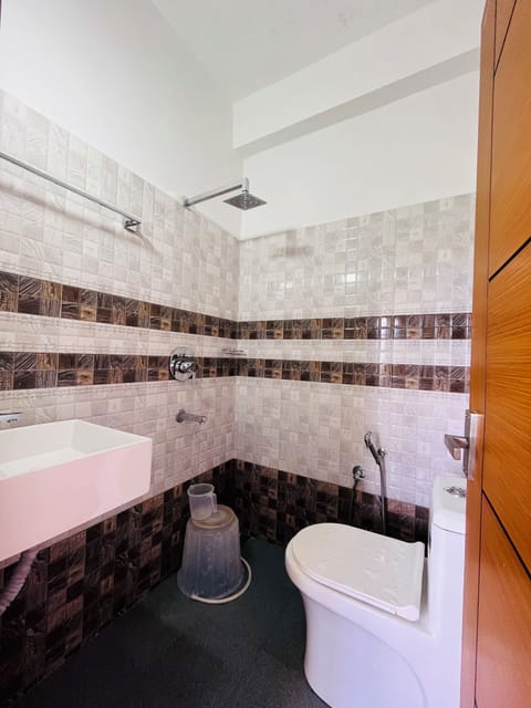 Deluxe Double or Twin Room, Mountain View | Bathroom | Shower, towels, soap