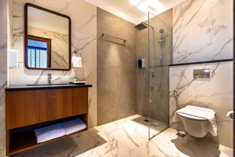 Executive Room | Bathroom | Shower, free toiletries, hair dryer, towels