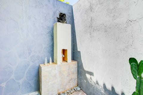 Deluxe Double Room | Bathroom | Shower, towels, soap