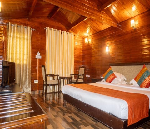 Deluxe Cabin, River View | Egyptian cotton sheets, premium bedding, free WiFi, bed sheets