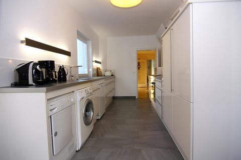 House | Private kitchen | Electric kettle, toaster, highchair