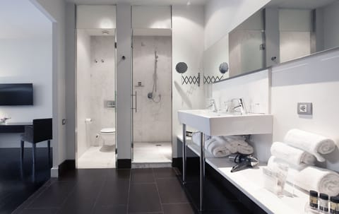 Deluxe Double Room | Bathroom | Eco-friendly toiletries, hair dryer, bathrobes, slippers