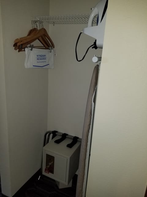 Room, 1 King Bed, Accessible, Non Smoking (Mobility, Bathtub w/Grab Bars) | Safe