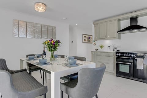 Woolacombe Bay View Kitchen Dining Area