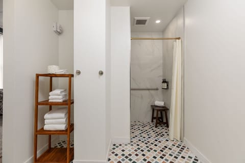 Loft, 2 Bedrooms, Mobility Accessible | Bathroom | Shower, designer toiletries, hair dryer, towels