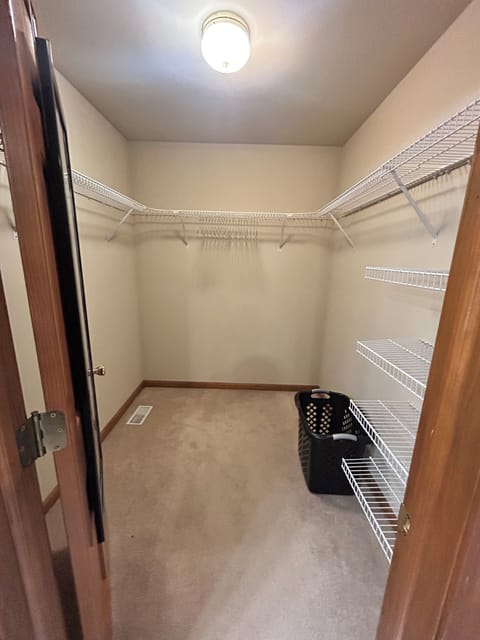 Attached walking-closet.