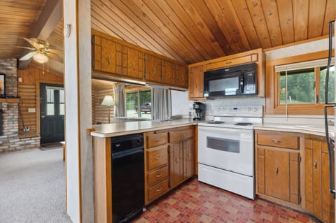 Family Cabin, 2 Bedrooms | Private kitchen