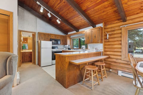 Family Cabin, 1 Bedroom | Private kitchen