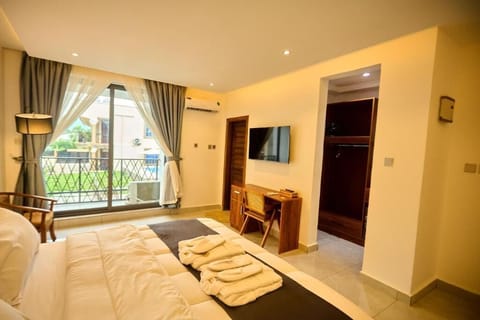 Executive Room, Pool View | Desk, iron/ironing board, free WiFi