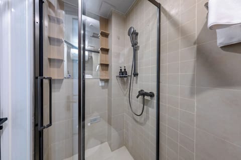 Design Double Room | Bathroom | Shower, free toiletries, hair dryer, slippers