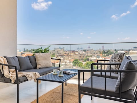 Apartment, 1 Bedroom, Balcony, City View | Living area