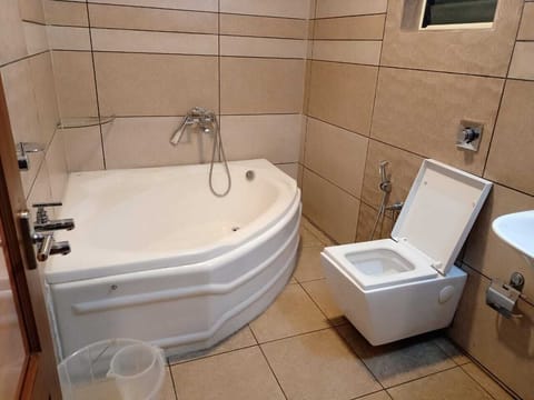 Executive Room, 1 King Bed | Bathroom | Shower, rainfall showerhead, hair dryer, soap