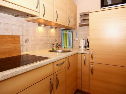 Bungalow | Private kitchen | Electric kettle, toaster