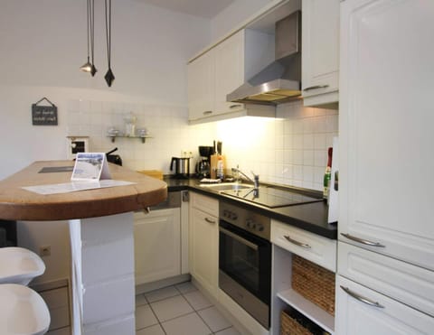 Apartment | Private kitchen | Electric kettle, toaster