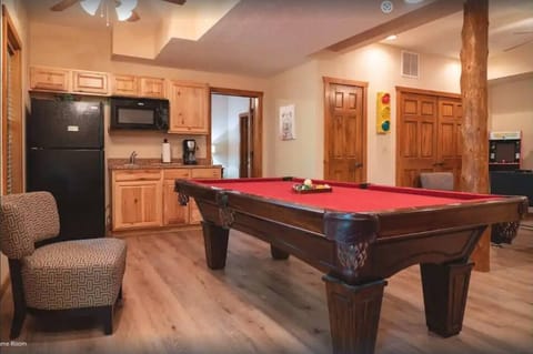 Arcade, kitchenette & 2nd laundry