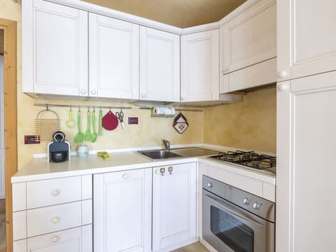 Kitchen, Kitchen Appliance, Major Appliance, Countertop, Cabinetry, Wood, Interior Design, Kitchen Stove, Furniture, Stove