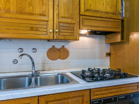 Cabinetry, Kitchen Sink, Property, Countertop, Sink, White, Tap, Blue, Building, Plumbing Fixture