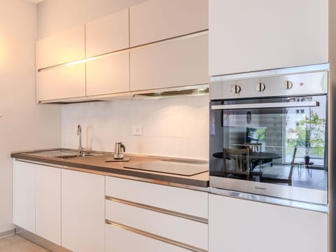 Cabinetry, Kitchen Sink, Countertop, Property, Tap, Sink, Building, Kitchen Stove, Kitchen, Interior Design