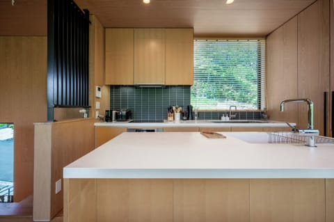 House, 4 Bedrooms | Private kitchen