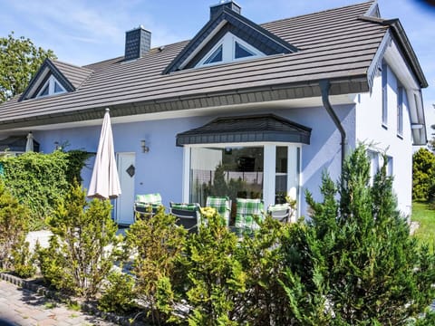 Plant, Sky, Property, Building, Window, House, Land Lot, Cottage, Door, Grass