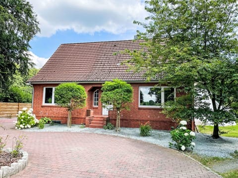 Plant, Building, Window, Property, Cloud, Sky, Tree, House, Road Surface, Door