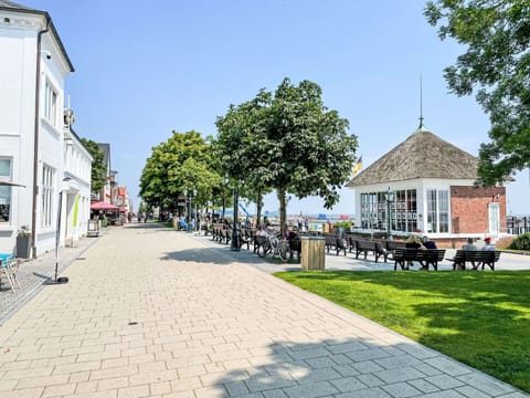 Sky, Plant, Building, Road Surface, Shade, Tree, Outdoor Bench, Urban Design, Public Space, Leisure