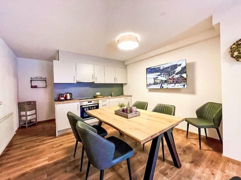 Table, Furniture, Property, Wood, Chair, Flooring, Living Room, Floor, Hardwood, Houseplant