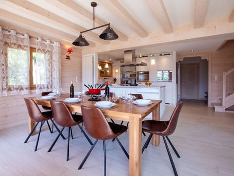 Plant, Sky, Building, Property, Window, Tree, Natural Landscape, Land Lot, House, Grass