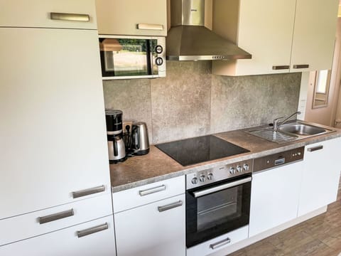 Sky, Plant, Cloud, Building, Window, Tree, Natural Landscape, Land Lot, House, Cottage