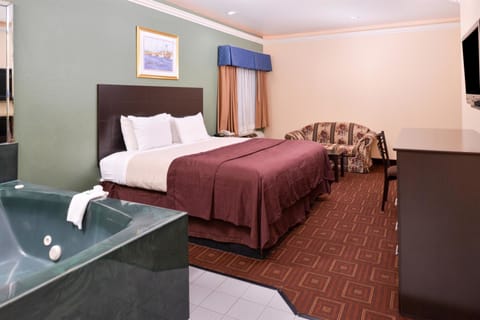 Suite, 1 King Bed, Jetted Tub | Desk, iron/ironing board, rollaway beds, free WiFi