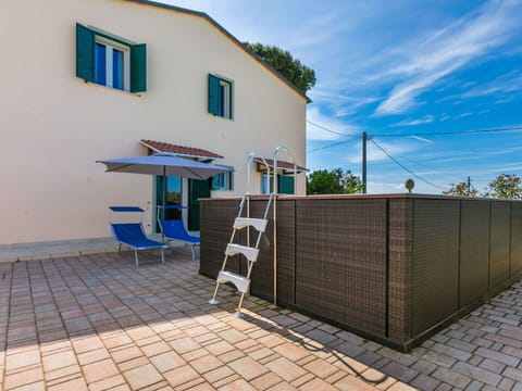 Composite Material, Shade, Outdoor Furniture, Deck, Fence, Hardwood, Wood Stain, Chair, Plank, Swimming Pool