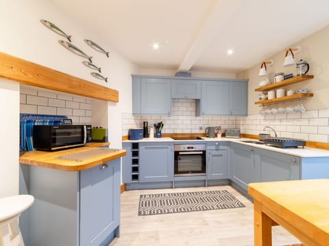 Cabinetry, Countertop, Property, Furniture, Sink, Kitchen Stove, Kitchen, Kitchen Appliance, Home Appliance, Interior Design