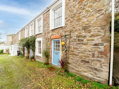 Plant, Window, Building, Sky, Leaf, Cloud, Land Lot, Brick, Grass