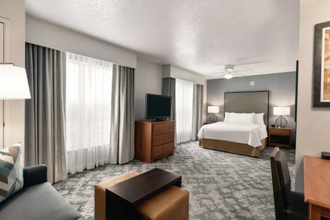 Studio Suite, 1 Queen Bed | Premium bedding, in-room safe, desk, iron/ironing board