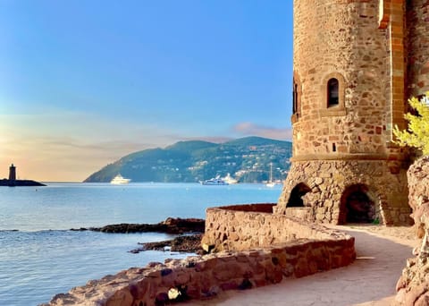Enjoy stunning Mediterranean views from the historic Château de la Napoule, just steps from Casa-du Pêcheur. The charming stone tower reflects the region’s rich history, while the serene waters and distant hills offer tranquility. Only 50 meters from the 