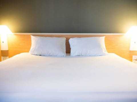 Room, 1 Double Bed | Desk, soundproofing, free cribs/infant beds, free rollaway beds