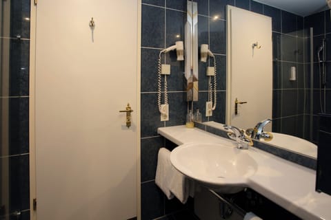 Shower, free toiletries, hair dryer, bathrobes