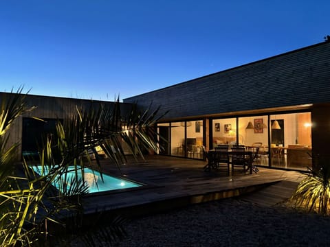 Sky, Plant, Shade, Water, Building, Window, Landscape, Residential Area, Leisure, Swimming Pool