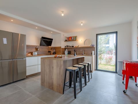 Sky, Cloud, Water, Plant, Swimming Pool, Building, Blue, Azure, Tree, House