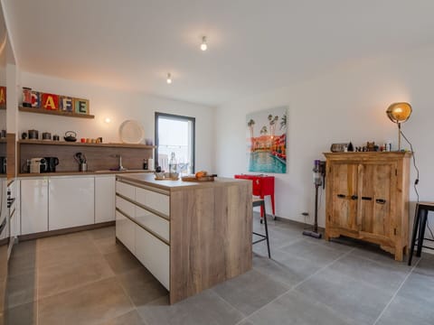 Sky, Cloud, Water, Plant, Swimming Pool, Building, Blue, Azure, Tree, House