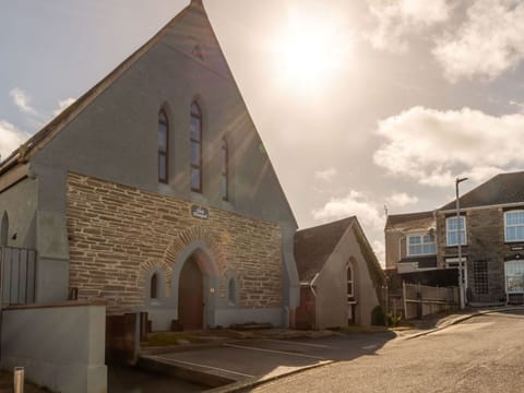 Water, Plant, Property, Sky, Swimming Pool, Azure, Building, Grass, Rectangle, Shade
