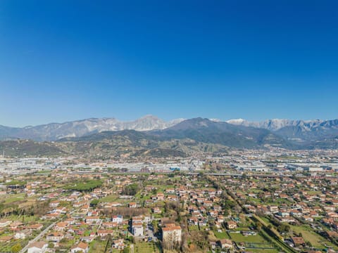 Mountain, Mountainous Landforms, Daytime, Hill, Mountain Range, Residential Area, Urban Area, Horizon, Highland, Town